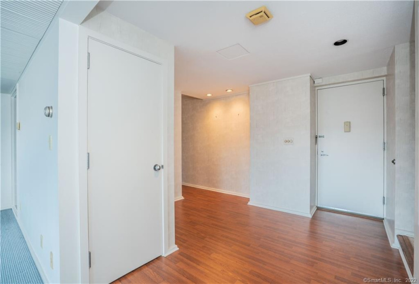 1 Gold Street, Hartford, Connecticut 06103, 2 Bedrooms Bedrooms, 5 Rooms Rooms,3 BathroomsBathrooms,Condo/co-op For Sale,For Sale,Gold,170391417