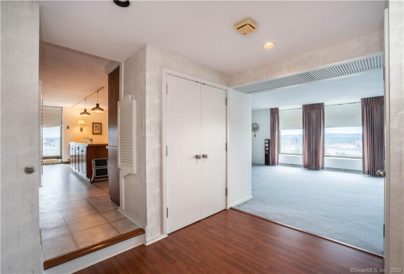 1 Gold Street, Hartford, Connecticut 06103, 2 Bedrooms Bedrooms, 5 Rooms Rooms,3 BathroomsBathrooms,Condo/co-op For Sale,For Sale,Gold,170391417