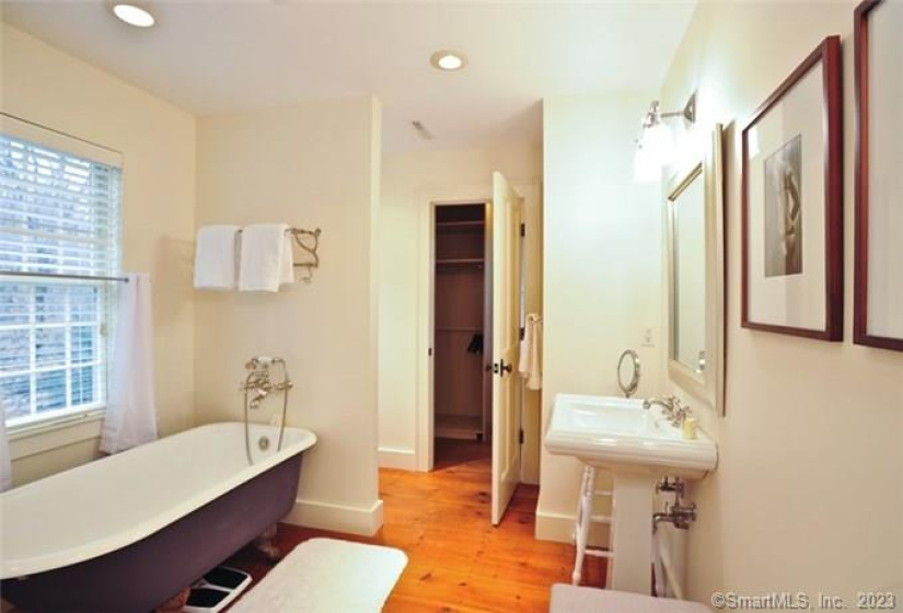 33 Sentry Hill Road, Roxbury, Connecticut 06783, 6 Bedrooms Bedrooms, 11 Rooms Rooms,3 BathroomsBathrooms,Residential Rental,For Sale,Sentry Hill,170305994