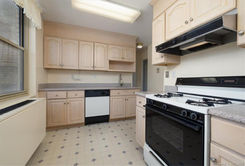 1 Strawberry Hill Court, Stamford, Connecticut 06902, 2 Bedrooms Bedrooms, 4 Rooms Rooms,2 BathroomsBathrooms,Condo/co-op For Sale,For Sale,Strawberry Hill,170562928