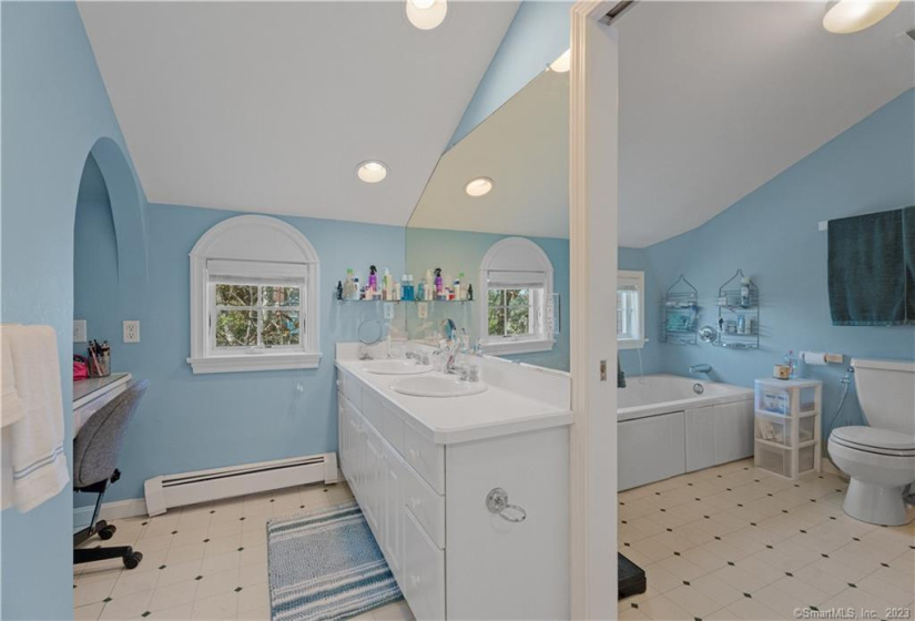 156 Old Black Point Road, East Lyme, Connecticut 06357, 4 Bedrooms Bedrooms, 11 Rooms Rooms,3 BathroomsBathrooms,Single Family For Sale,For Sale,Old Black Point,170579768